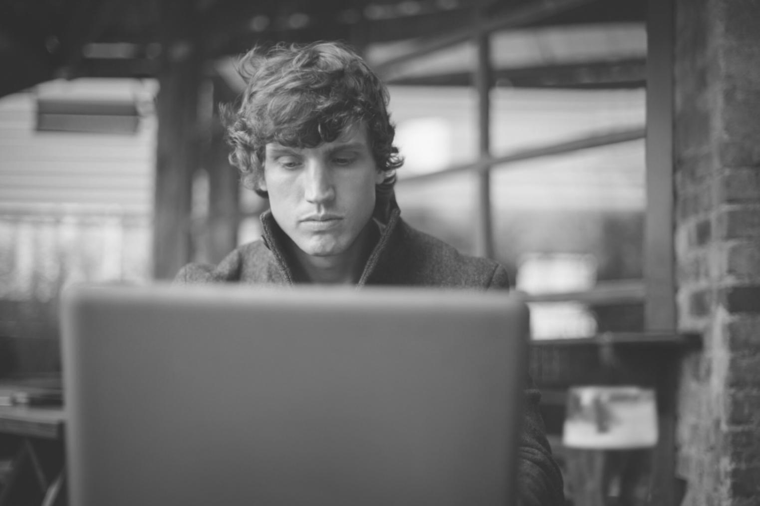 Espacio de trabajo creativo con herramientas de escritura